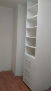 Clóset blanco sin puertas 1