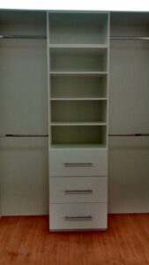 Clóset blanco sin puertas 2
