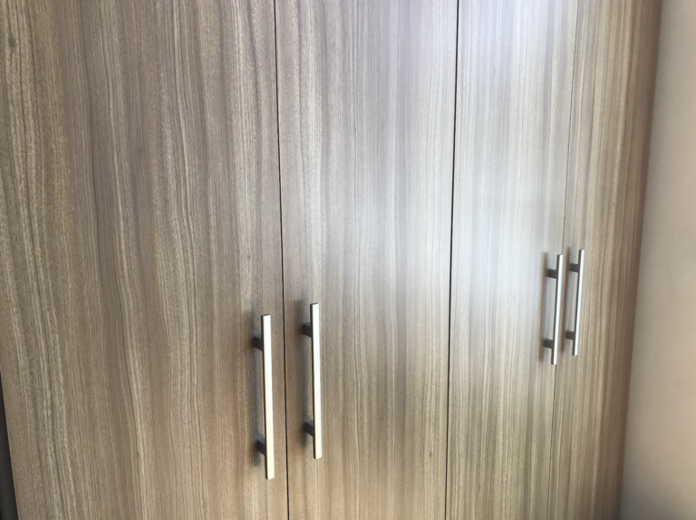 Clóset color castaño