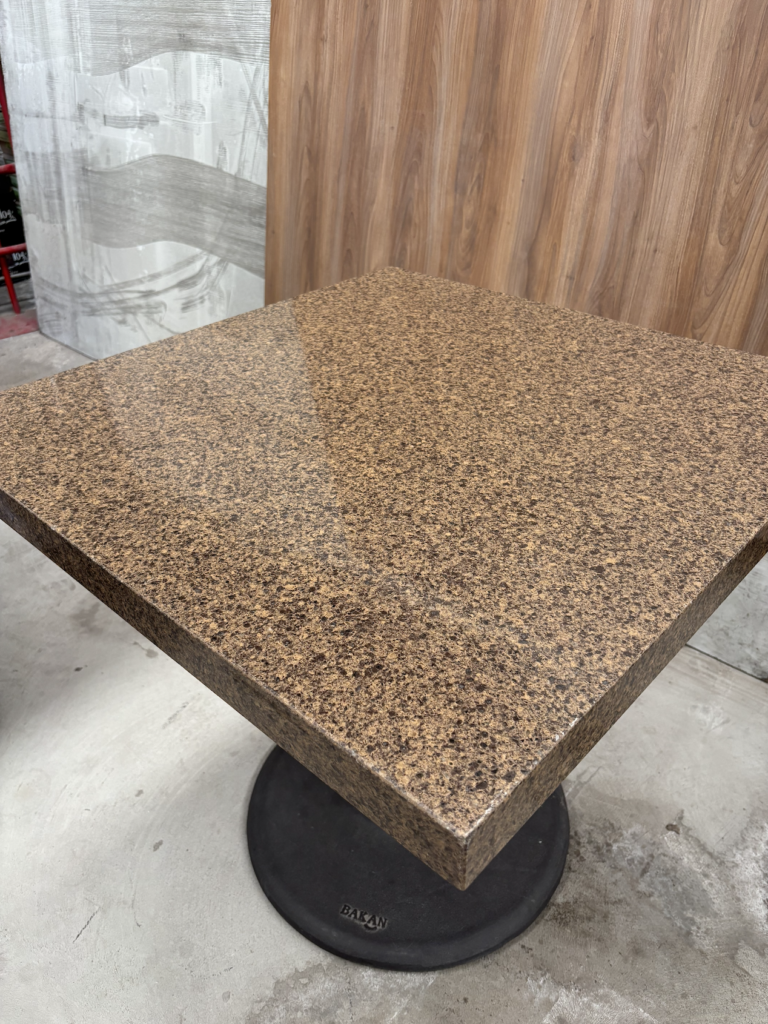 Mesa de acero y granito café