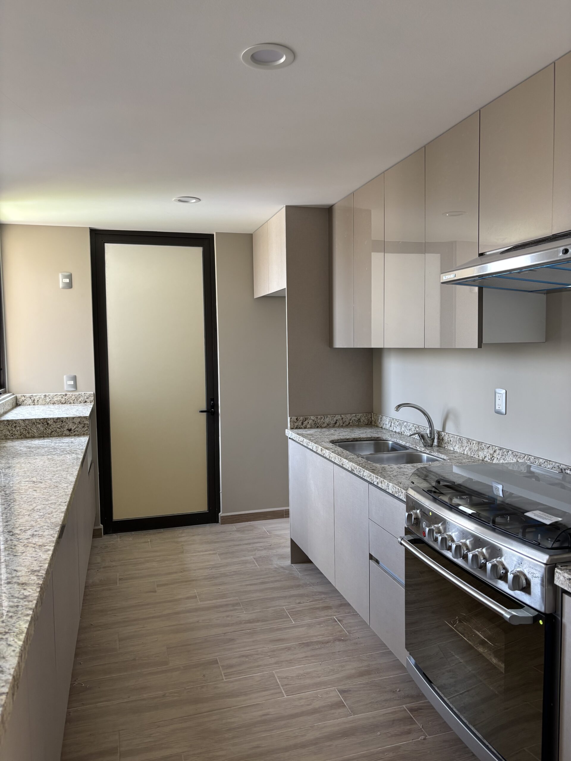 Cocina color especial y encimera extendida